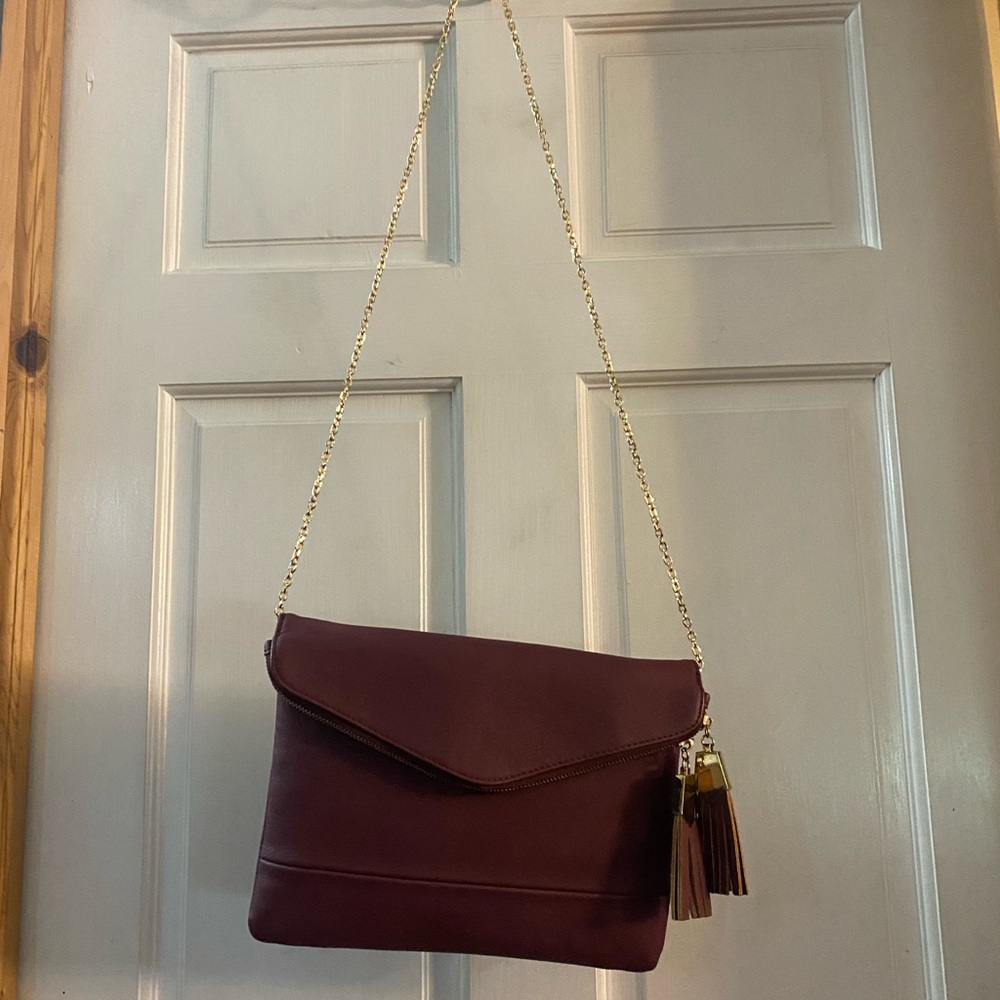 maroon crossbody purse with gold chain